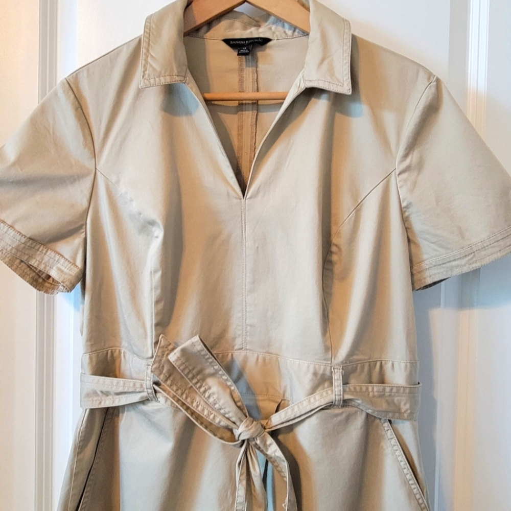 Banana Republic Size 14 khaki belted dress with pockets & matching belt.